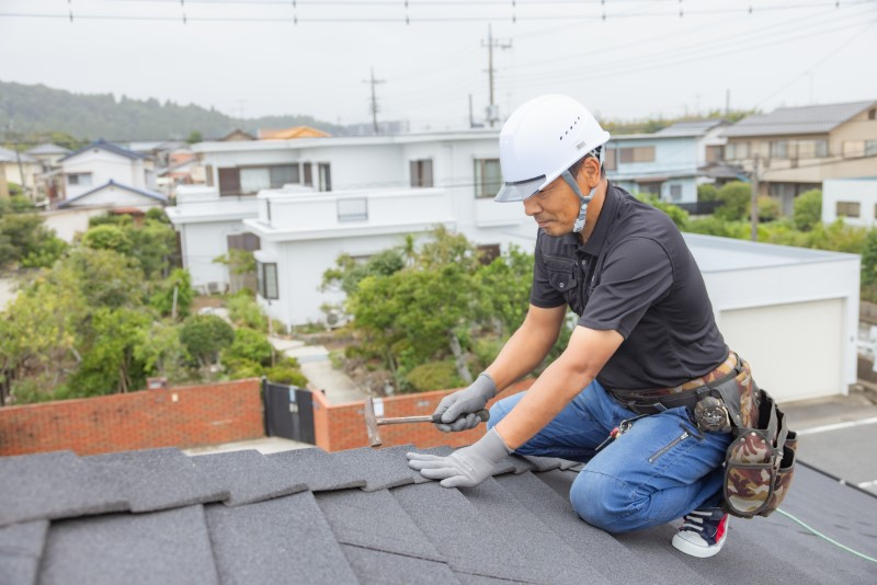 屋根の点検をする職人